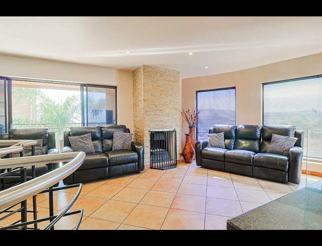 4 BEDROOM TOWNHOUSE FOR SALE IN GLENVISTA